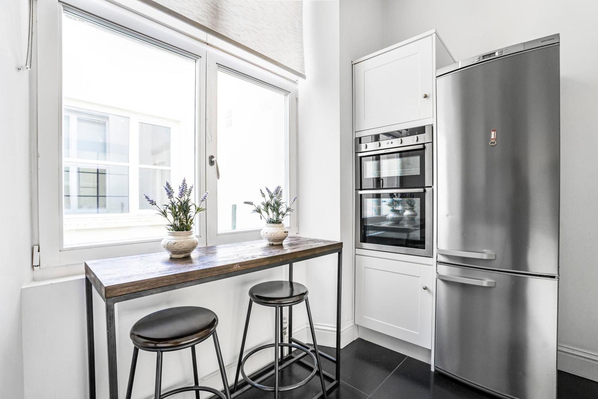 Апартаменты Classy High Ceilings 2 Bdr Next To Hyde Park