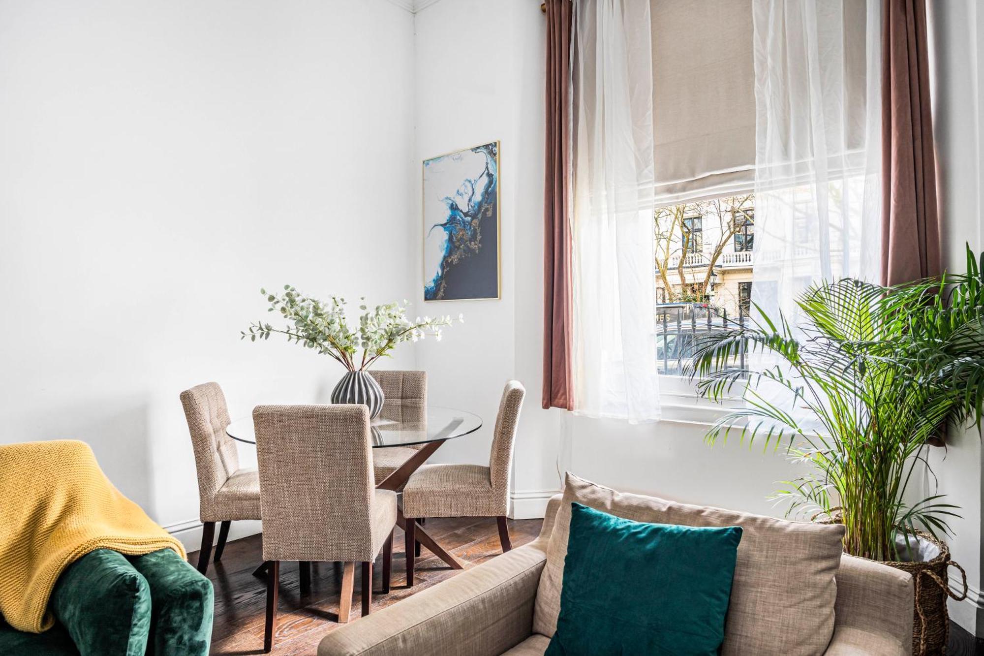 Апартаменты Classy High Ceilings 2 Bdr Next To Hyde Park